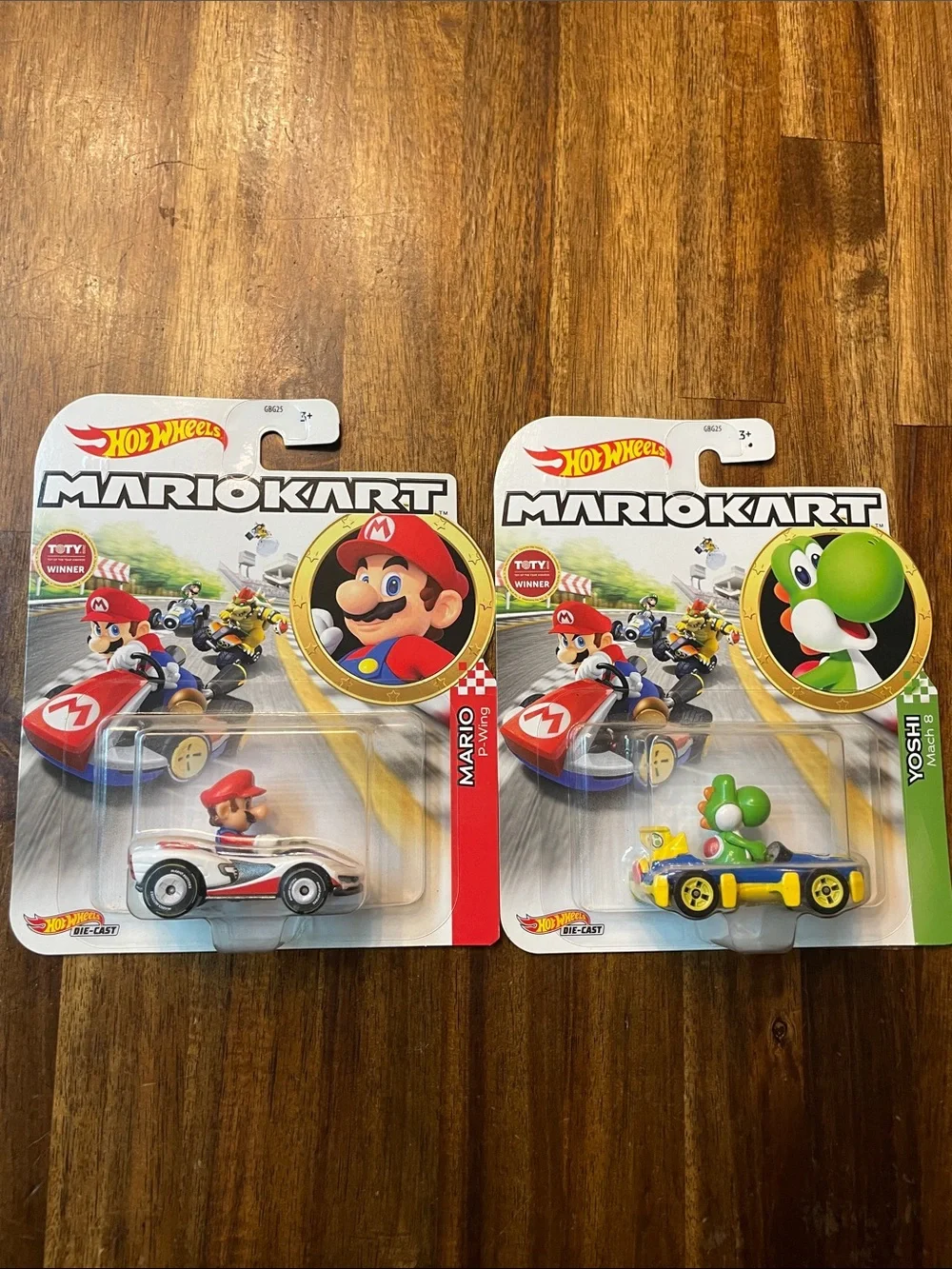 Hot Wheels Mario Kart Mario & Yoshi